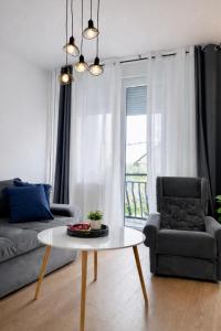 ein Wohnzimmer mit Sofa und Tisch in der Unterkunft NeraHome in Banja Luka