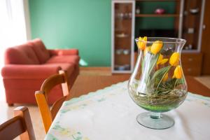 un jarrón lleno de flores amarillas en una mesa en Case Vacanze Scimeca, en Caccamo