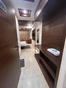 a bathroom with a desk and a bed in a room at Laddu Resort in Bhīm Tāl