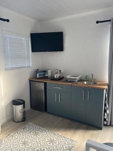 a kitchen with blue cabinets and a counter top at Net Genoeg in De Kelders