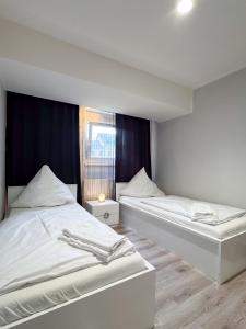two twin beds in a room with a window at City-Apartment Spreeufer im Herzen Berlins in Berlin