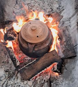 a pot sitting on top of a fire pit at Ramaća House in Ramaća