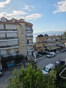 ein Parkplatz mit Autos, die vor Gebäuden geparkt sind in der Unterkunft NeliFlat in Lefkandi Chalkida