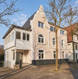 a white house with a gambrel roof at ME LIVING Villa am Kurpark - Design Apartments in Bad Salzuflen +150 photos