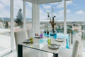 a dining room table with white chairs and a window at WELCS CASA 335 EMP con jacuzzi y terraza in Selva de Mar
