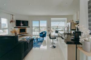 a kitchen and living room with a couch and a table at WELCS CASA 335 EMP con jacuzzi y terraza in Selva de Mar