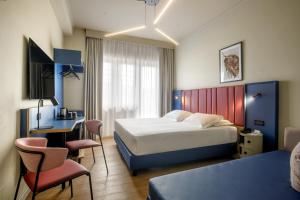 a hotel room with a bed and a desk at Best Western Plus Hotel Globus in Rome +245 photos