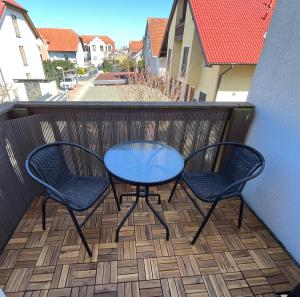 a table and two chairs on a balcony at Ruhiges Wohnen nahe Berlin mit schneller S-Bahnanbindung -WLAN und Parkplatz in Bernau bei Berlin