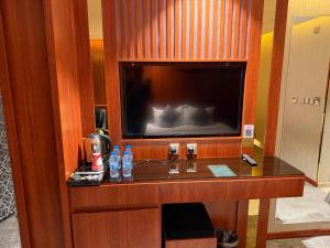 a room with a desk with a flat screen tv at كلاديوم in Medina