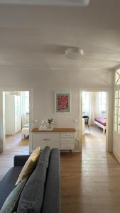 a living room with a couch and a table at Ferienwohnung Schneider-Beiwinkel in Edenkoben