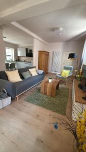 a living room with a couch and a table at Ferienwohnung Schneider-Beiwinkel in Edenkoben