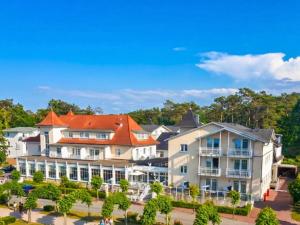 an aerial view of a resort with trees at R&R Strandhotel Baabe in Baabe
