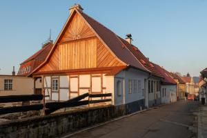 a building with a wooden roof on a street at Königův mlýn in Úštěk