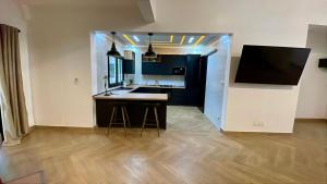 a kitchen with a island in the middle of a room at Le Refuge, Residence Ibrahima in Rufisque
