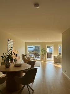 a large living room with a table and chairs at Modern and stylish home in Bergen