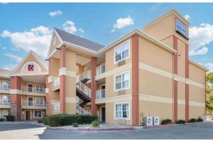 a large apartment building with a parking lot at Studio 6 Suites Fresno North CA in Fresno