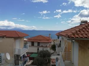 a view of the water from the roofs of houses at La petite maison in Xiropigado