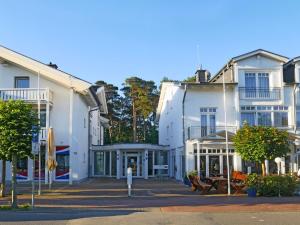 a large white building with a lot of windows at R&R Hotel Strandallee in Baabe
