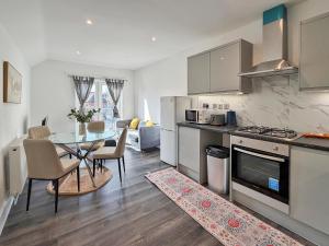 a kitchen and dining room with a table and a dining room at Bletchley Retreat in Bletchley