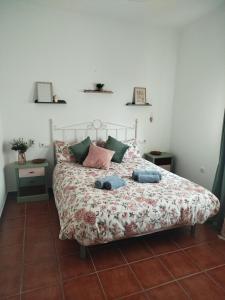 a bedroom with a bed with two towels on it at Brisa&Mar, con Posibilidad de Parking in Chipiona