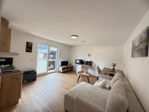 ein Wohnzimmer mit Sofa und Tisch in der Unterkunft Landliebe in Mittenwald