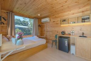 ein kleines Zimmer mit einem Bett und einer Küche in der Unterkunft Chambers in Phuket
