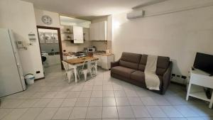 a living room with a couch and a kitchen at IL NIDO - Intero Appartamento Forum & Humanitas in Rozzano