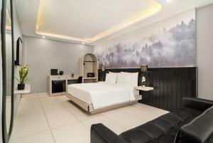 a bedroom with a bed and a couch at Country Inn Smart Stays, Rishikesh at Tapovan in Rishīkesh +50 photos