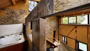an old brick wall in a tiny house at Vakantie & wellness Erezee in Érezée +24 photos