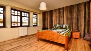 a bedroom with a wooden bed in a room at Vakantie & wellness Erezee in Érezée