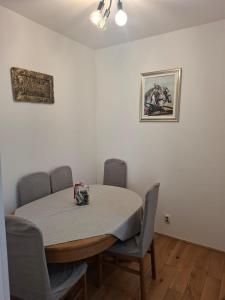 a dining room with a table and chairs at Apartman Mirjana in Mlini