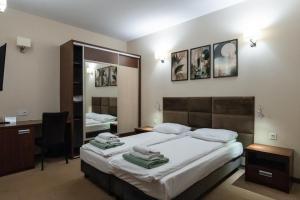 a bedroom with a bed with a desk and a mirror at Leszczynowy Dworek in Gdańsk