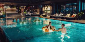 zwei Personen in einem Swimmingpool in einem Hotel in der Unterkunft Hotel Tylösand in Tylösand