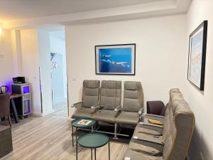 ein Wartezimmer mit Sofa und Stühlen in der Unterkunft LIVINN Tremonia Group - Dortmund Centrum in Dortmund