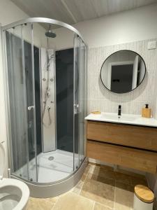 a bathroom with a shower and a toilet and a sink at Studio cosy -Hyper centre -Tout à pied in Paray-le-Monial
