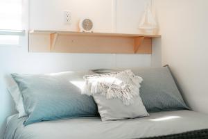 a pillow on a bed in a room at Navigateur Ste-Luce in Sainte-Luce-sur-Mer