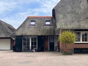 a house with a thatched roof at It Jachtfjild in Het Jachtveld +19 photos