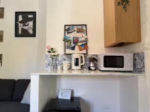 a kitchen counter with a microwave on top of it at SOBBORGO 34 - Affittacamere - in Sarzana