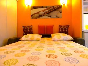 um quarto com uma cama com duas almofadas em Studios Nice French Riviera em Nice