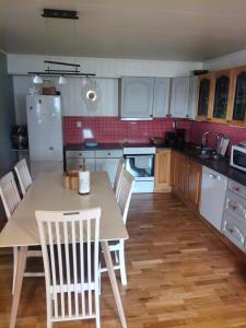 a kitchen with a table and chairs in it at Paradis in Nord-Lenangen