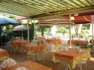 a group of tables with chairs and umbrellas at lou pèbre d'aï in Plan dʼAups +21 photos