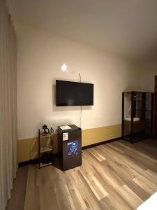 a room with a flat screen tv on a wall at Terrazas 3400 Lodge in Oxapampa