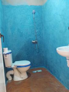 a bathroom with a toilet and a sink at Pergolas Tamakoucht in Ouarzazate