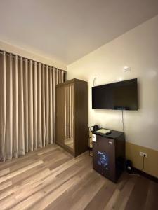 a room with a flat screen tv on the wall at Terrazas 3400 Lodge in Oxapampa +13 photos