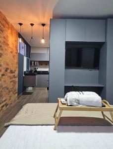 a living room with a table and a kitchen at D Castro Residencial in Montes Claros