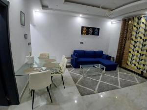 a living room with a blue couch and a table at le laurier 9 in Abidjan