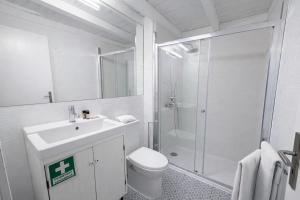 a bathroom with a toilet sink and a shower at Oporto City View - Trindade in Porto
