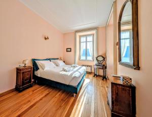 a bedroom with a bed and a mirror on the wall at Appartamento Principe in Menaggio