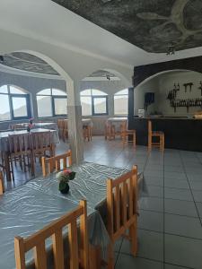 a dining room with a table and chairs and a kitchen at casa alcindo in Portela +53 photos