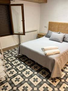 a bedroom with a bed with a checkered floor at La casa de Inocen in Cilleruelo